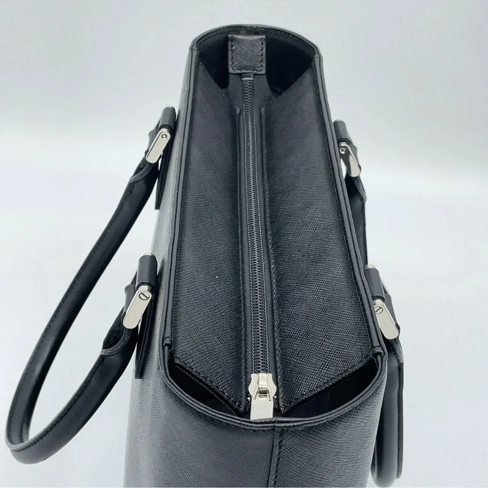 Burberry saffiano leather tote bag with a Cherry Charm - Picture 4 of 13